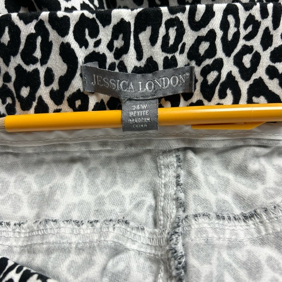Women’s 24w petite jeans pants pockets animal print black white appears new - Picture 8 of 11